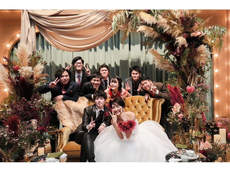 高砂でゲストと集まって集合写真♪式場からの装花持込もできますのでご相談ください。
